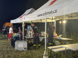 Boj s požárem lesa na Opavsku trval celou noc. Hasičům pomáhají i drony