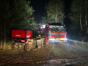 Boj s požárem lesa na Opavsku trval celou noc. Hasičům pomáhají i drony
