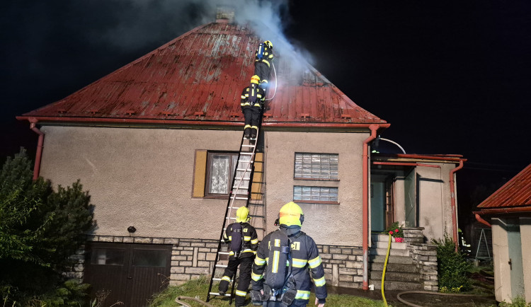V Kozlovicích hořel rodinný dům. Škoda je téměř milion korun