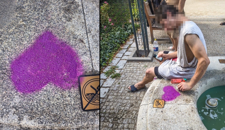 Neobvyklé fialové dílo na kašně vzbudilo pozornost. Autor seděl o pár kroků dál