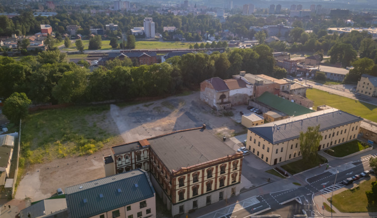 Ve Frýdku-Místku vzniklo dočasné parkoviště. Nabízí místo pro 110 aut