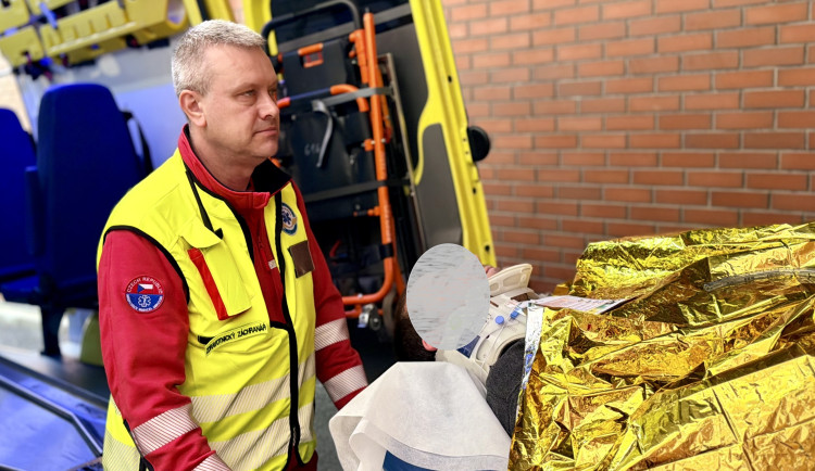 V Bruntále srazil náklaďák 74letého cyklistu. Letěl pro něj vrtulník