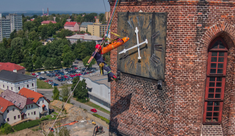 VIDEO: Hasiči trénovali záchranu z věže. Zraněného spouštěli z 50 metrů