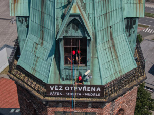 VIDEO: Hasiči trénovali záchranu z věže. Zraněného spouštěli z 50 metrů