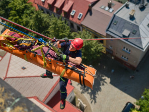 VIDEO: Hasiči trénovali záchranu z věže. Zraněného spouštěli z 50 metrů