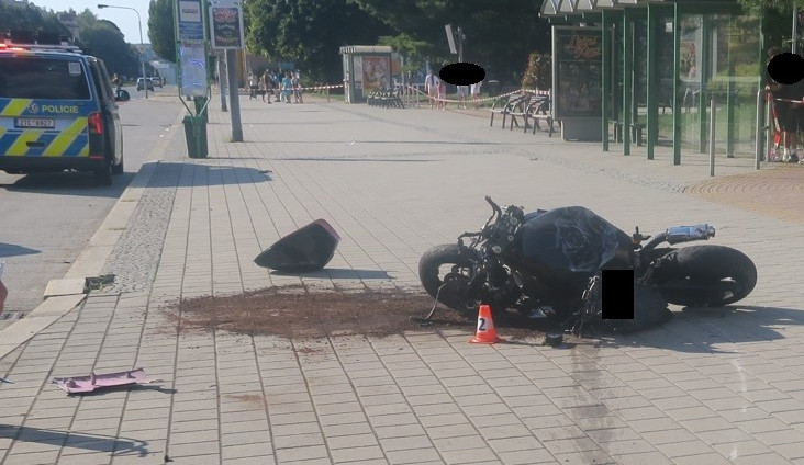 Vážná nehoda v Havířově. Motorkáře musel odvézt vrtulník