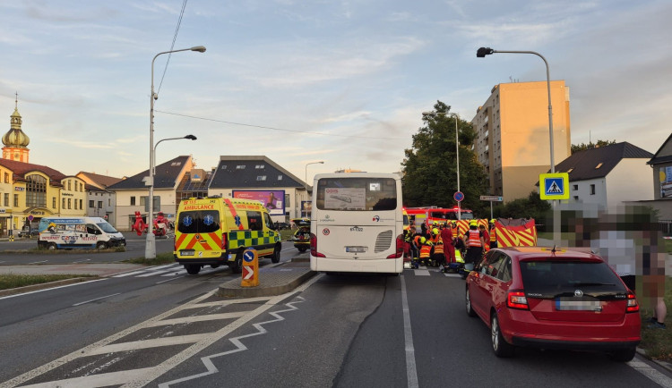 Tragická nehoda ve Frýdku-Místku. Motorkář nepřežil střet s chodcem