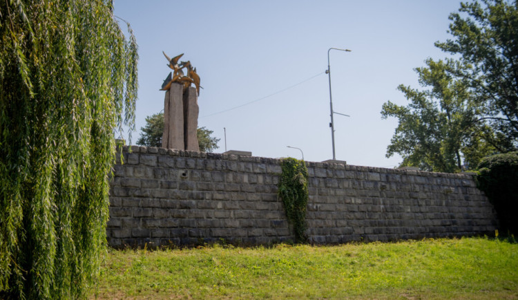 Frýdek-Místek odstranil graffiti u Holubic. Zeď nově chrání speciální nátěr