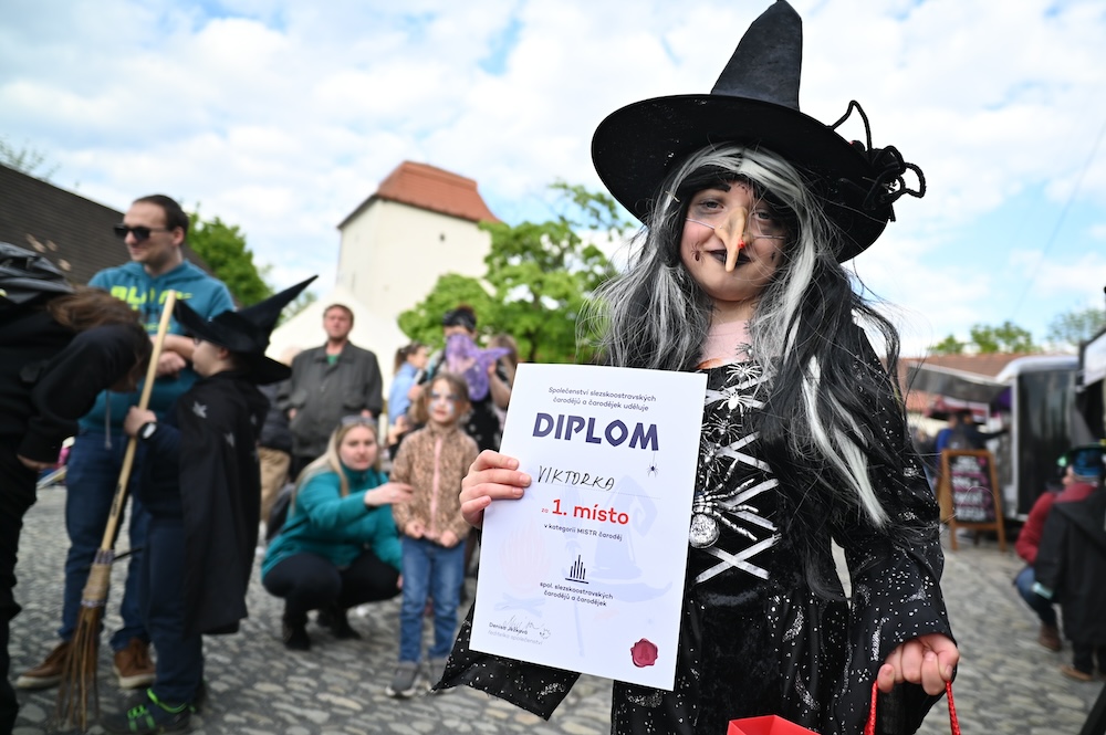 V Ostravě pálili čarodějnici. Lidé oblehli hrad