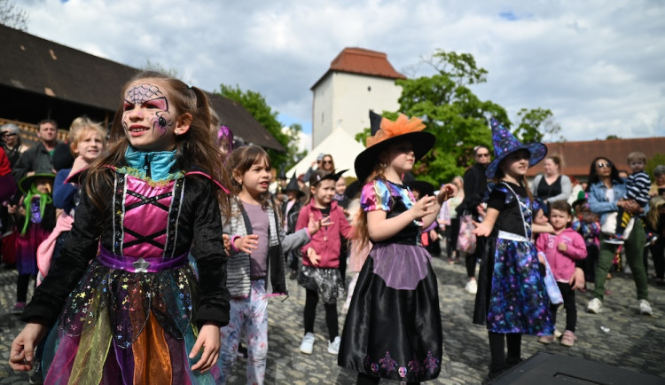 V Ostravě pálili čarodějnici. Lidé oblehli hrad