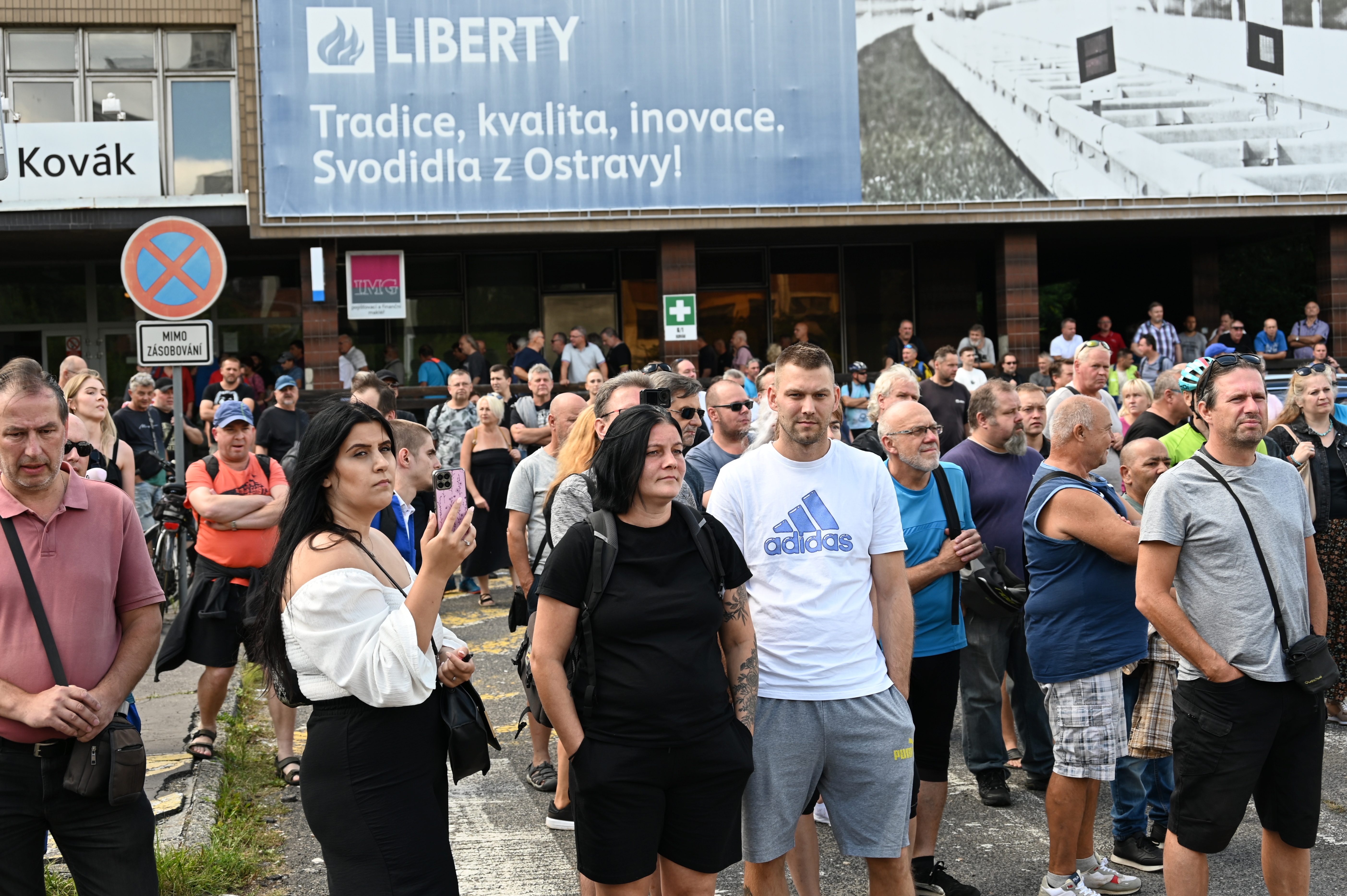 Fiktivní pohřeb Liberty. Emoce, plameny, rakev i nadávky