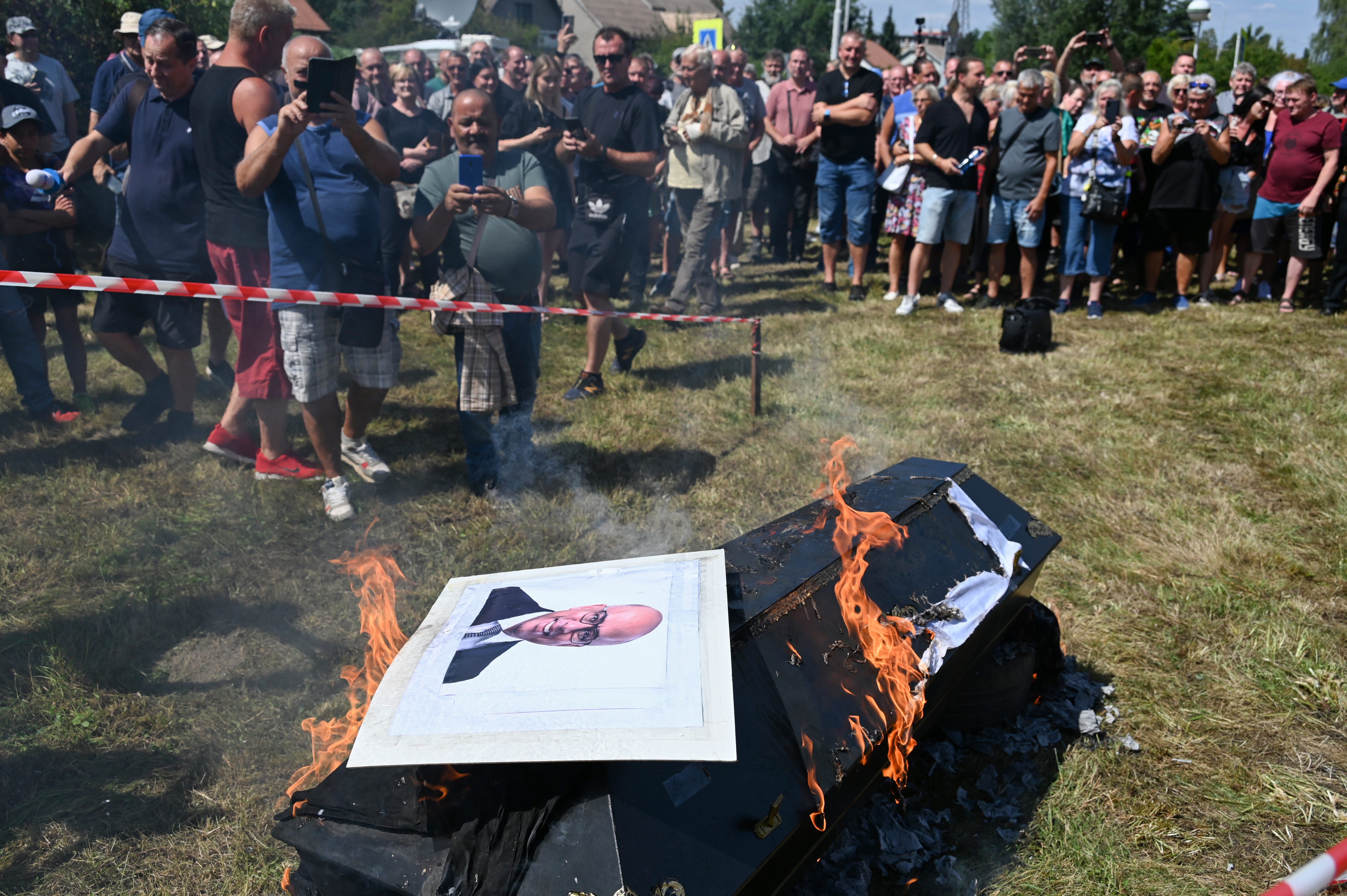 Fiktivní pohřeb Liberty. Emoce, plameny, rakev i nadávky