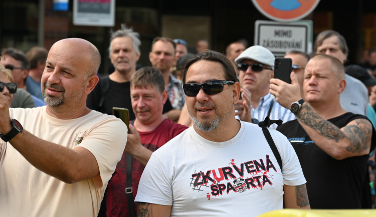 Fiktivní pohřeb Liberty. Emoce, plameny, rakev i nadávky