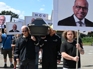 Fiktivní pohřeb Liberty. Emoce, plameny, rakev i nadávky