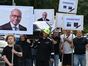 Fiktivní pohřeb Liberty. Emoce, plameny, rakev i nadávky