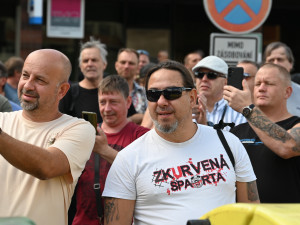 Fiktivní pohřeb Liberty. Emoce, plameny, rakev i nadávky