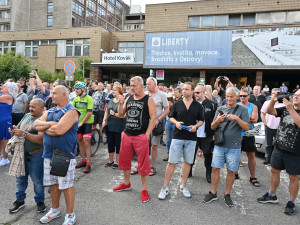 Fiktivní pohřeb Liberty. Emoce, plameny, rakev i nadávky