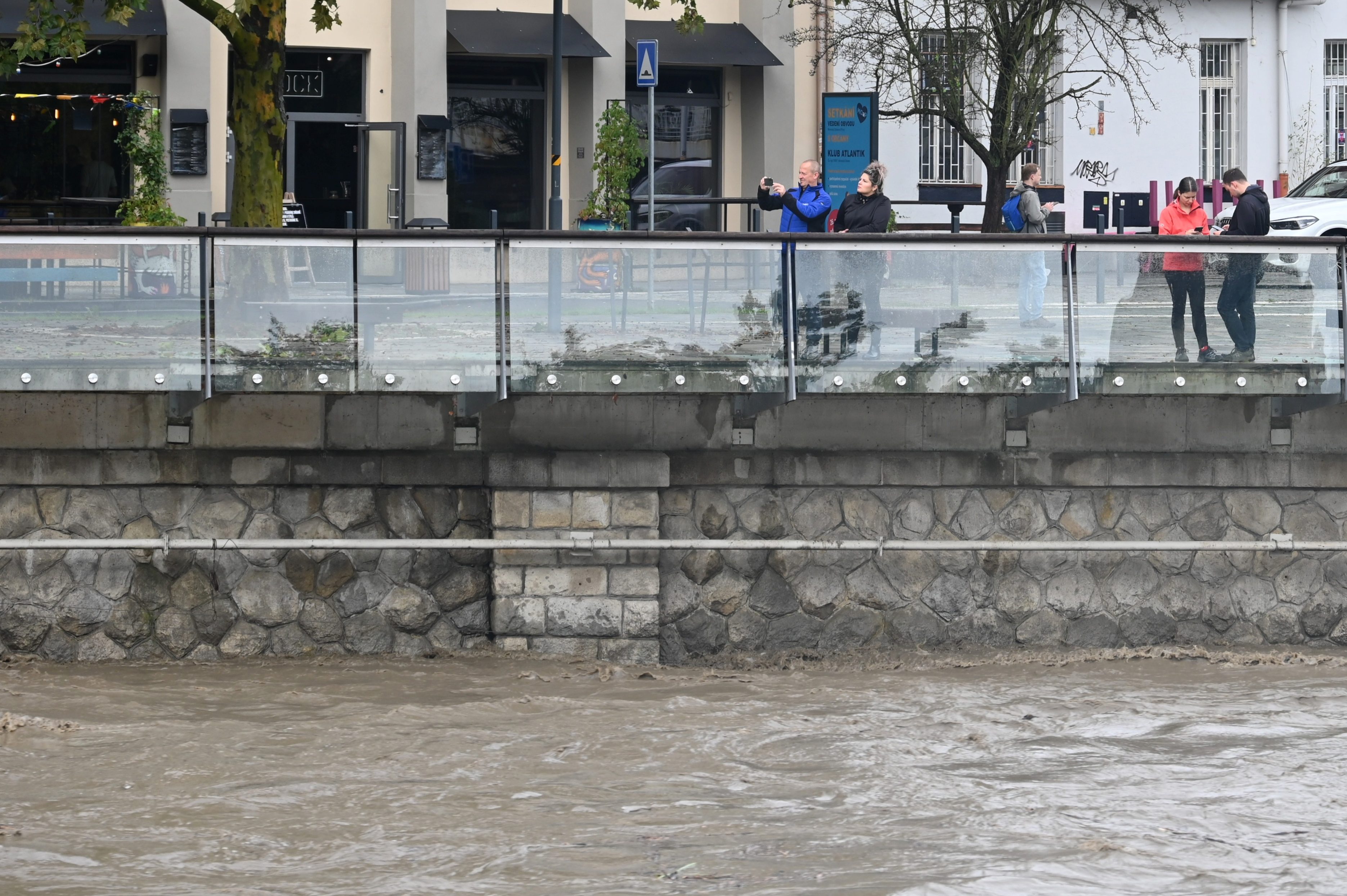 Ostravice v centru Ostravy se změnila v dravý tok, cesta k hradu zmizela