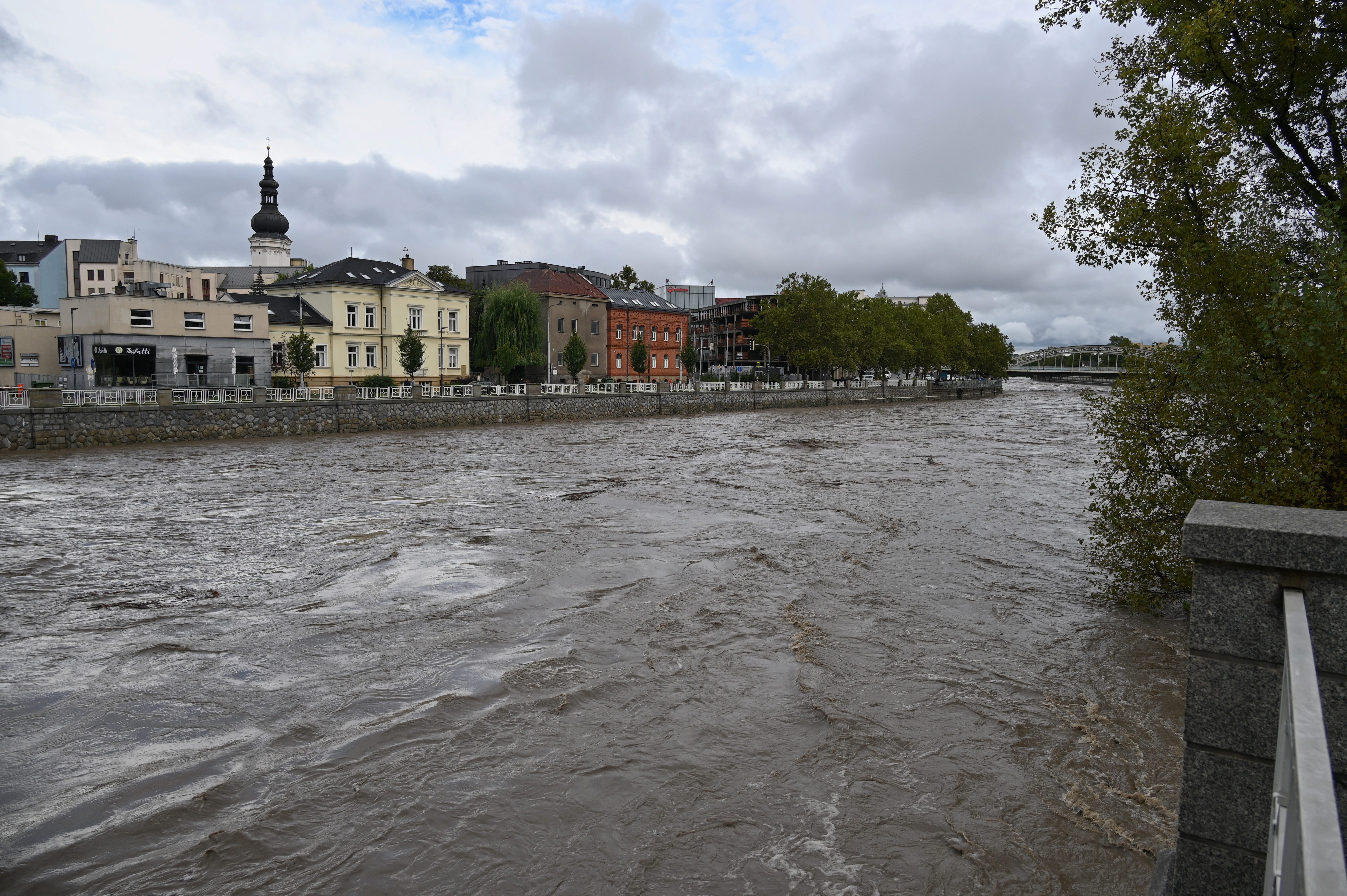 Ostravice v centru Ostravy se změnila v dravý tok, cesta k hradu zmizela