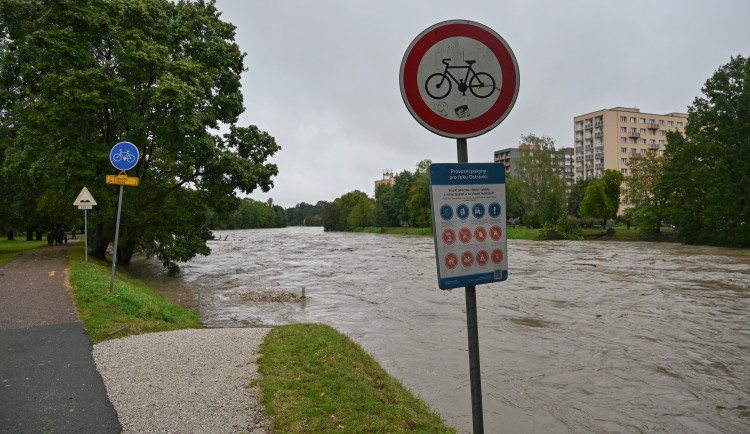 Ostravice v centru Ostravy se změnila v dravý tok, cesta k hradu zmizela