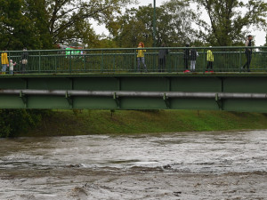 Ostravice v centru Ostravy se změnila v dravý tok, cesta k hradu zmizela