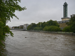 Ostravice v centru Ostravy se změnila v dravý tok, cesta k hradu zmizela