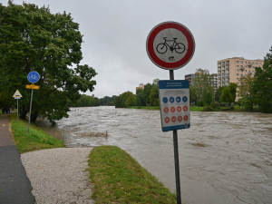 Ostravice v centru Ostravy se změnila v dravý tok, cesta k hradu zmizela