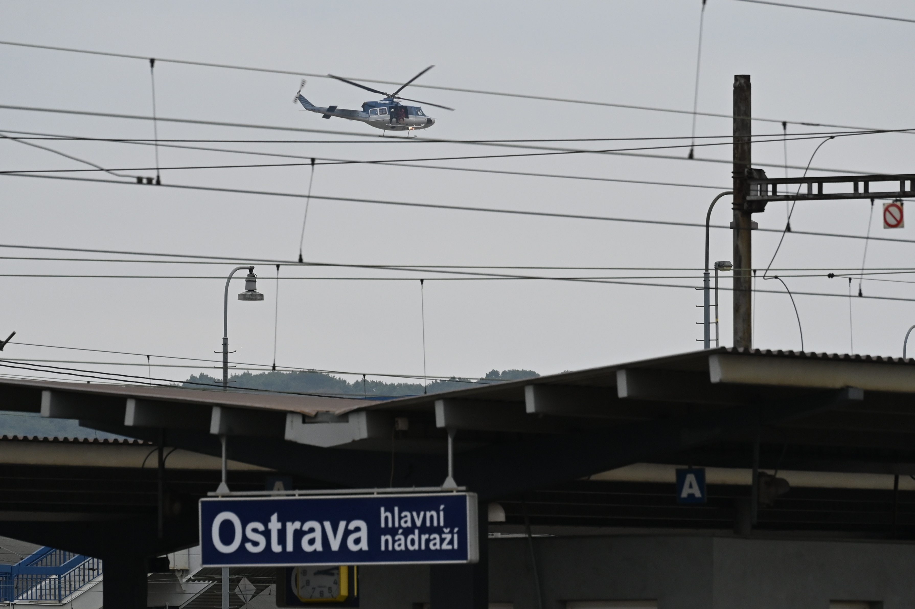 Přívoz v pondělí odpoledne. Voda, vrtulníky i ohně a černý dým z koksovny