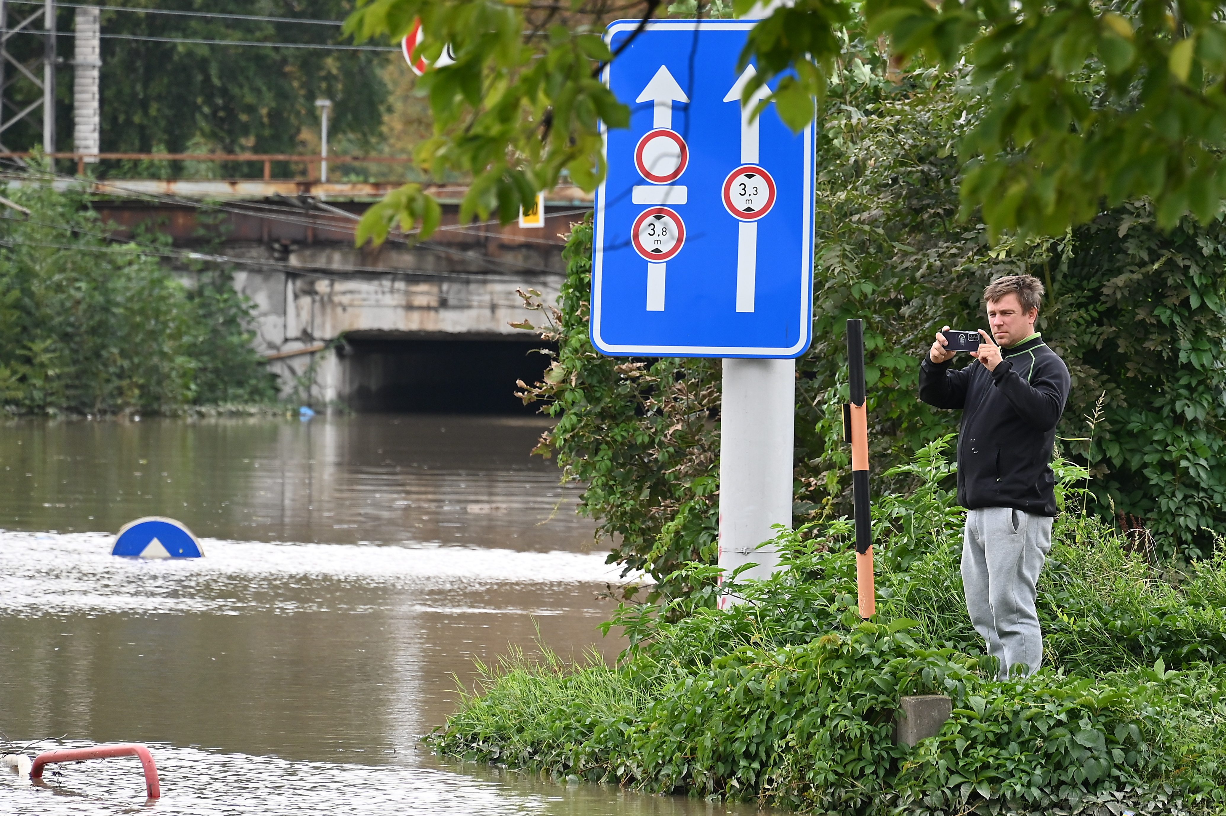 Přívoz v pondělí odpoledne. Voda, vrtulníky i ohně a černý dým z koksovny