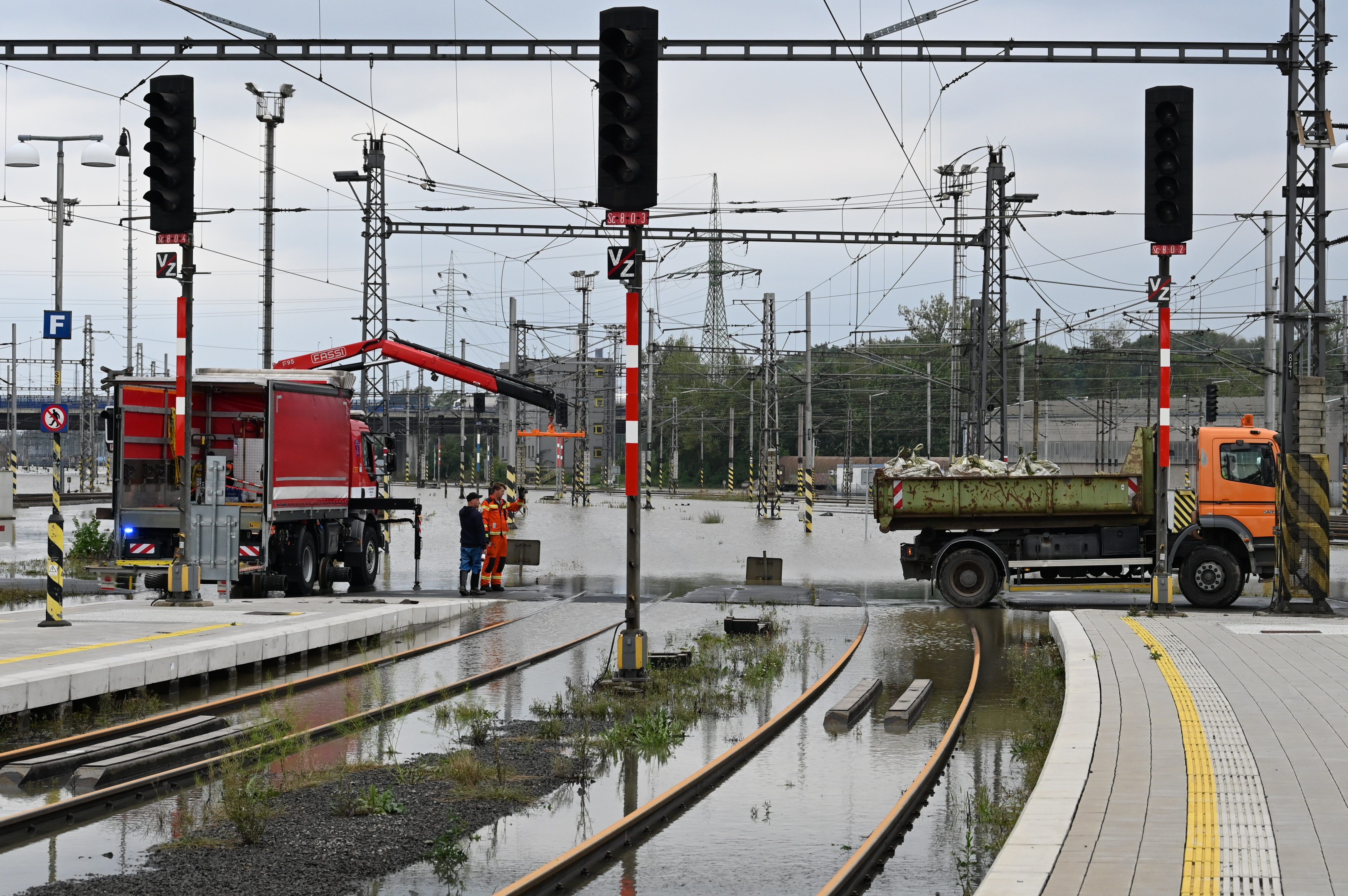 Přívoz v pondělí odpoledne. Voda, vrtulníky i ohně a černý dým z koksovny