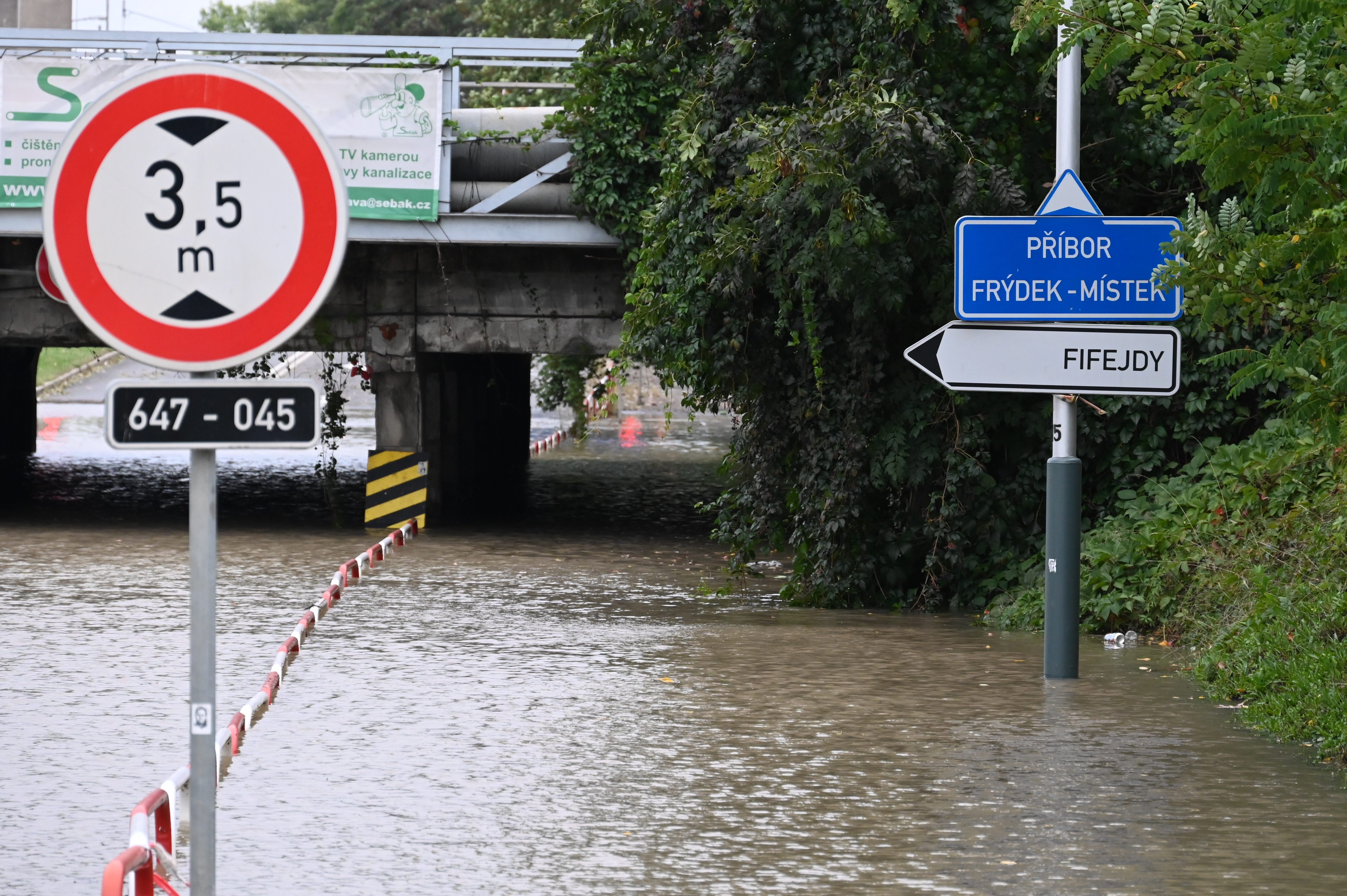Přívoz v pondělí odpoledne. Voda, vrtulníky i ohně a černý dým z koksovny