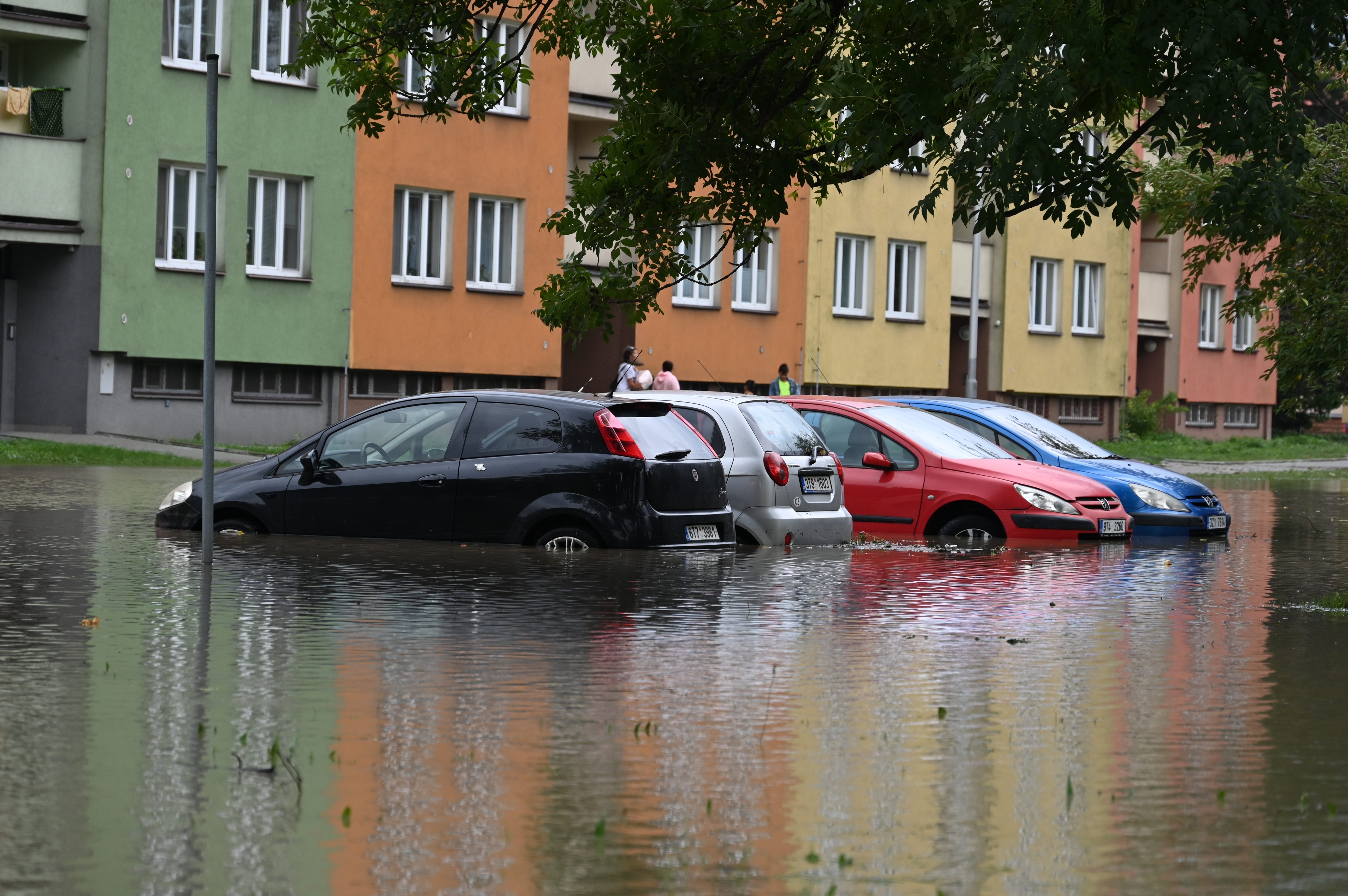 Přívoz v pondělí odpoledne. Voda, vrtulníky i ohně a černý dým z koksovny