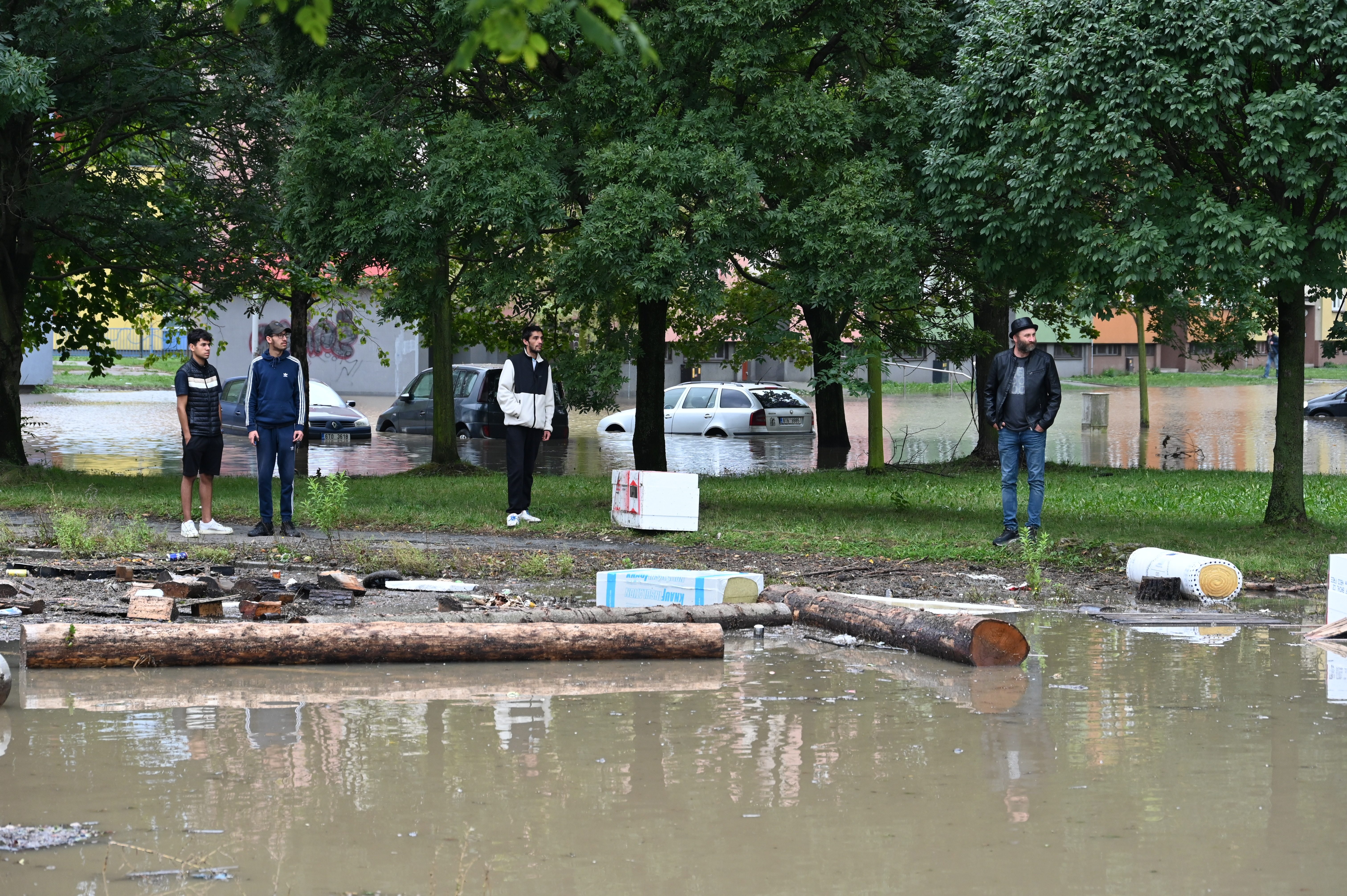 Přívoz v pondělí odpoledne. Voda, vrtulníky i ohně a černý dým z koksovny