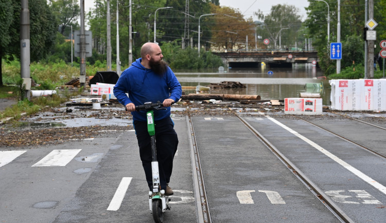 Přívoz v pondělí odpoledne. Voda, vrtulníky i ohně a černý dým z koksovny