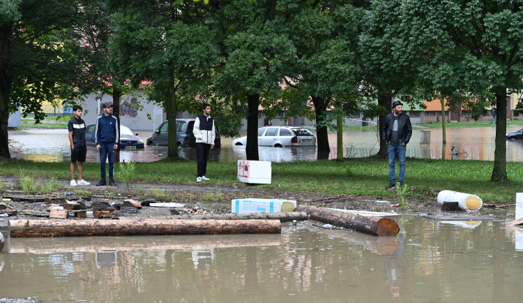 Přívoz v pondělí odpoledne. Voda, vrtulníky i ohně a černý dým z koksovny