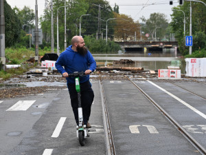 Přívoz v pondělí odpoledne. Voda, vrtulníky i ohně a černý dým z koksovny