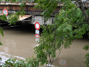 Přívoz v pondělí odpoledne. Voda, vrtulníky i ohně a černý dým z koksovny