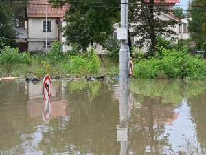Přívoz v pondělí odpoledne. Voda, vrtulníky i ohně a černý dým z koksovny