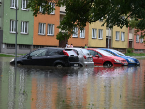 Přívoz v pondělí odpoledne. Voda, vrtulníky i ohně a černý dým z koksovny