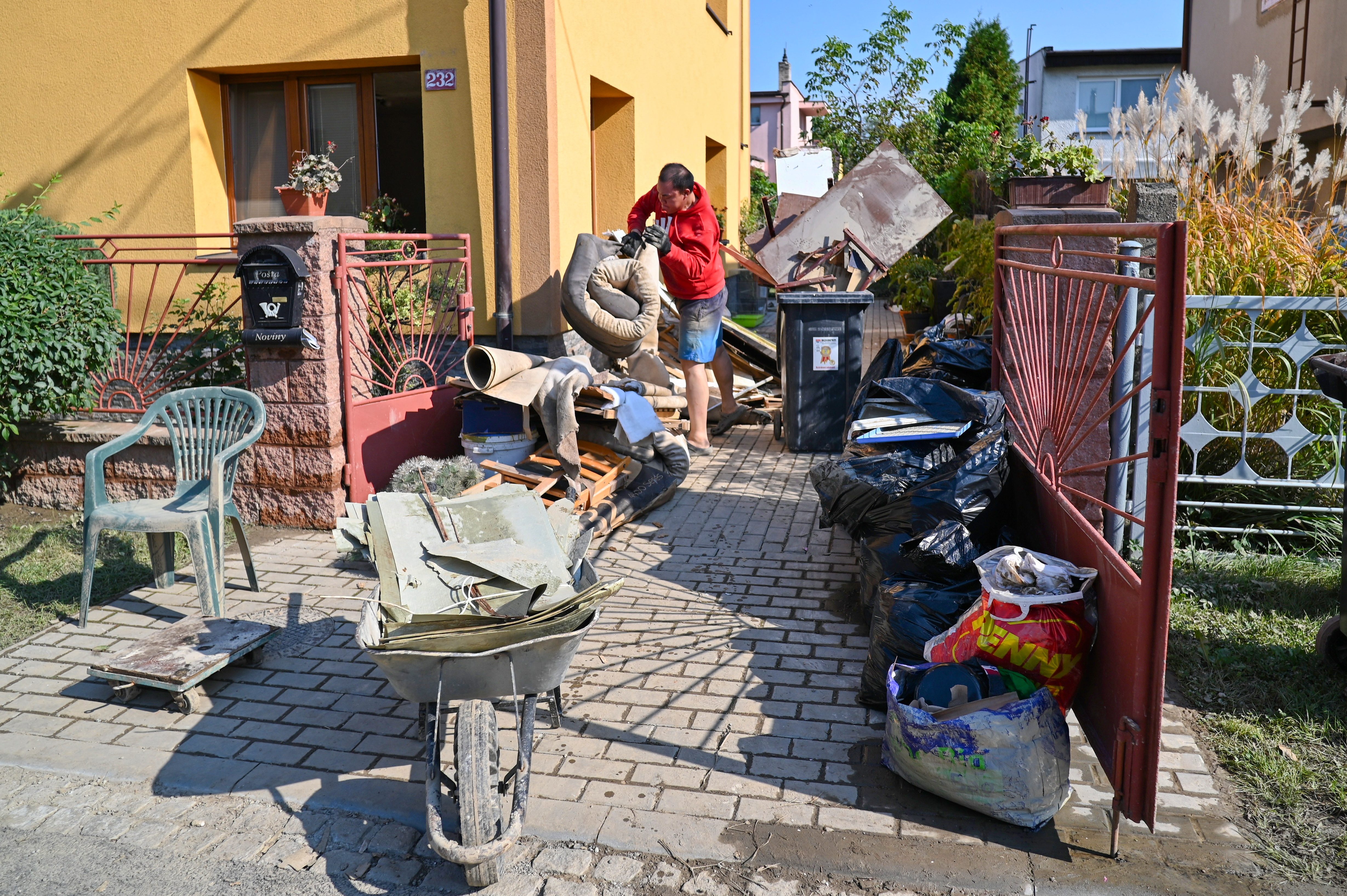 Středa ve Svinově. Kontejnery a tuny odpadu v ulicích