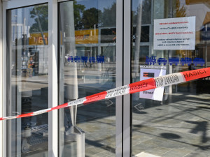 Středa ve Svinově. Kontejnery a tuny odpadu v ulicích