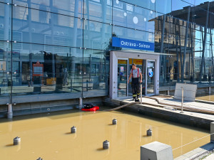 Středa ve Svinově. Kontejnery a tuny odpadu v ulicích