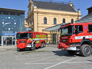 Středa ve Svinově. Kontejnery a tuny odpadu v ulicích
