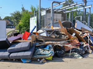 Středa ve Svinově. Kontejnery a tuny odpadu v ulicích