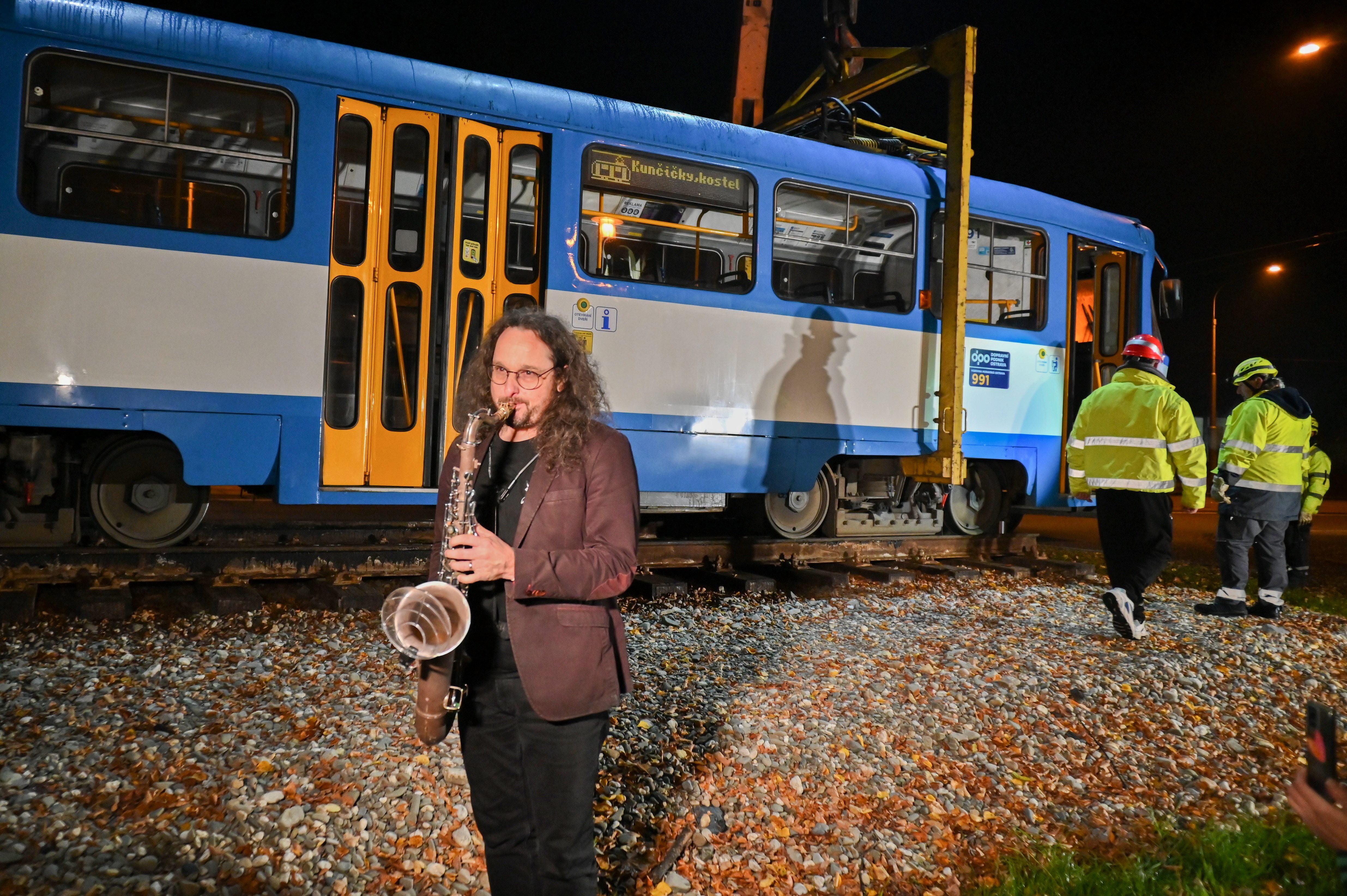 Kafe. Kostel. Zastávka. Půlnoční stěhovaní tramvaje před kostel v Kunčičkách