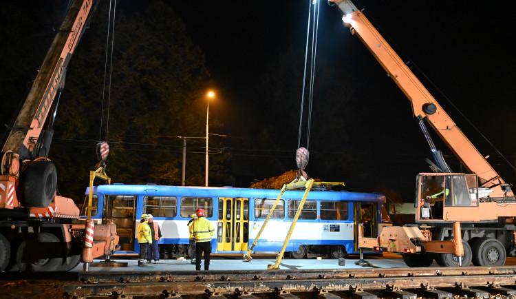 Kafe. Kostel. Zastávka. Půlnoční stěhovaní tramvaje před kostel v Kunčičkách