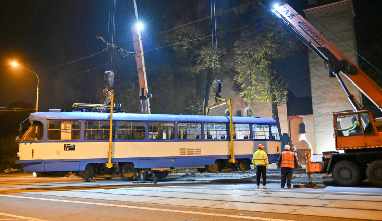 Kafe. Kostel. Zastávka. Půlnoční stěhovaní tramvaje před kostel v Kunčičkách