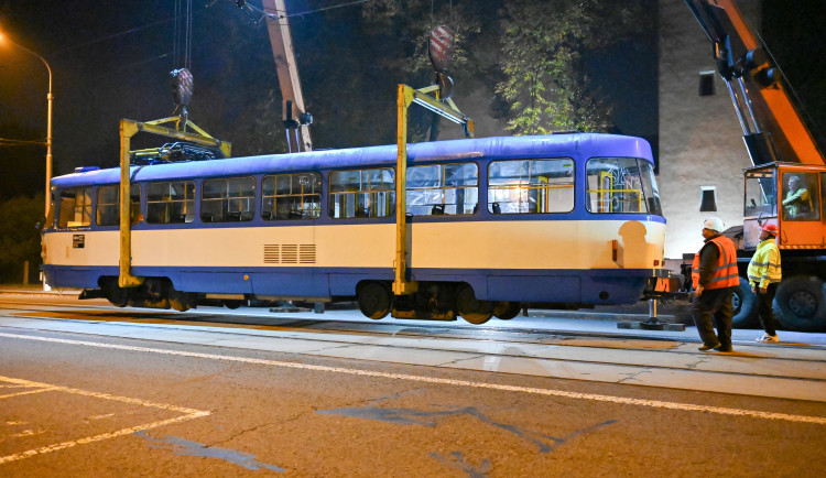 Kafe. Kostel. Zastávka. Půlnoční stěhovaní tramvaje před kostel v Kunčičkách