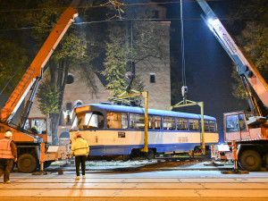 Kafe. Kostel. Zastávka. Půlnoční stěhovaní tramvaje před kostel v Kunčičkách