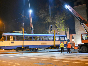 Kafe. Kostel. Zastávka. Půlnoční stěhovaní tramvaje před kostel v Kunčičkách